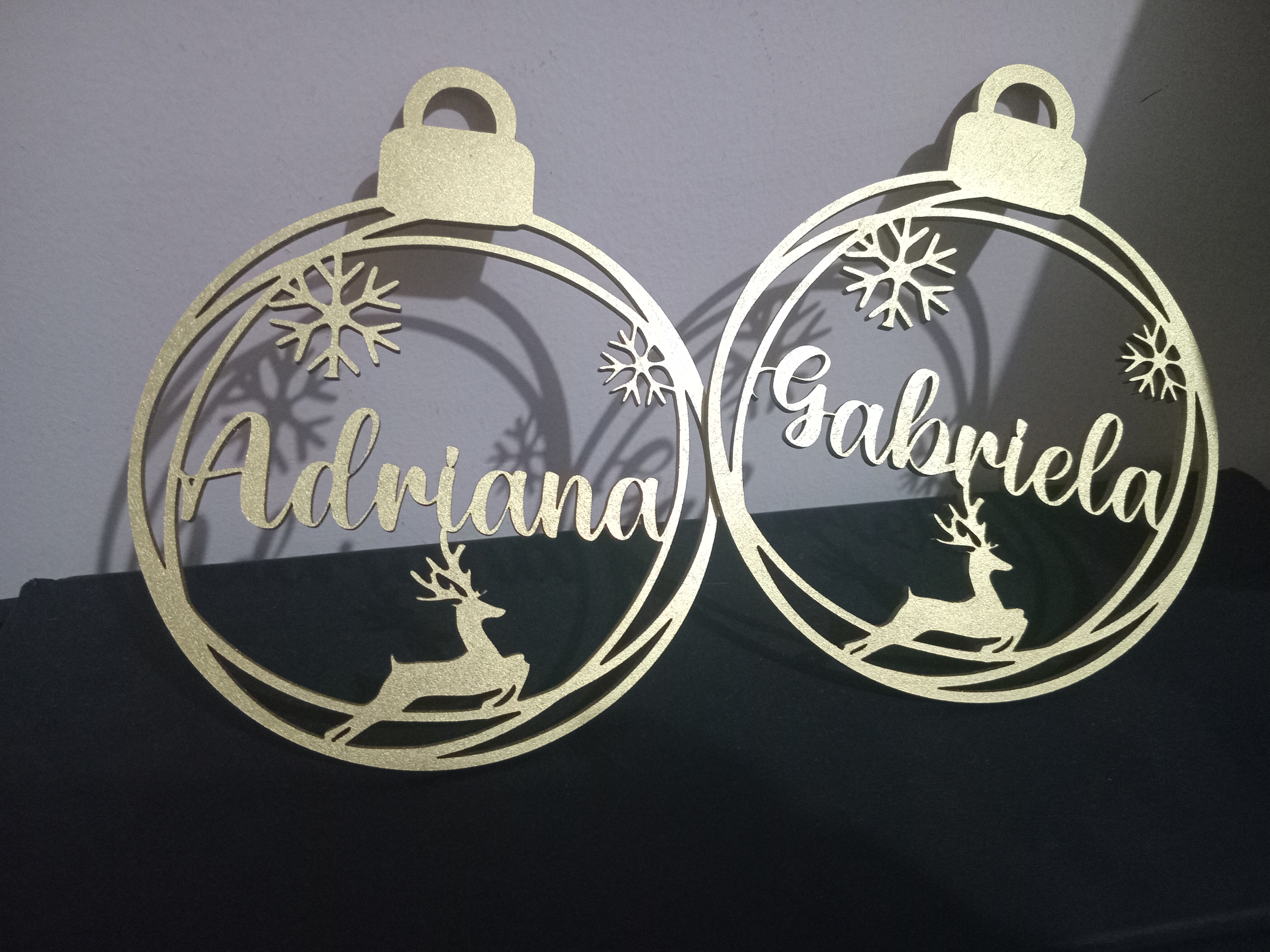 Esfera modelo reno personalizada con nombre en color  dorado.