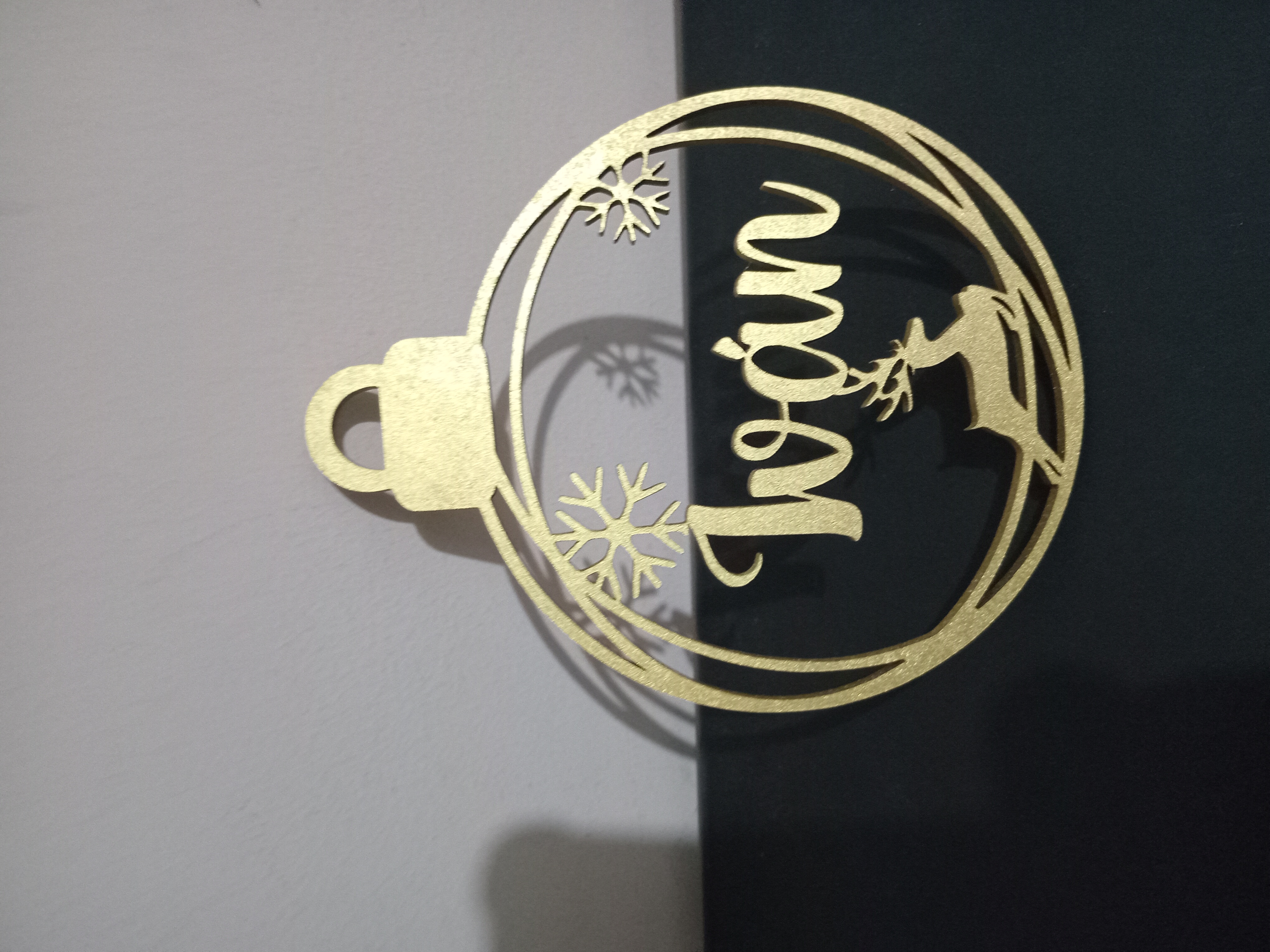 Esfera modelo reno personalizada con nombre en color  dorado.