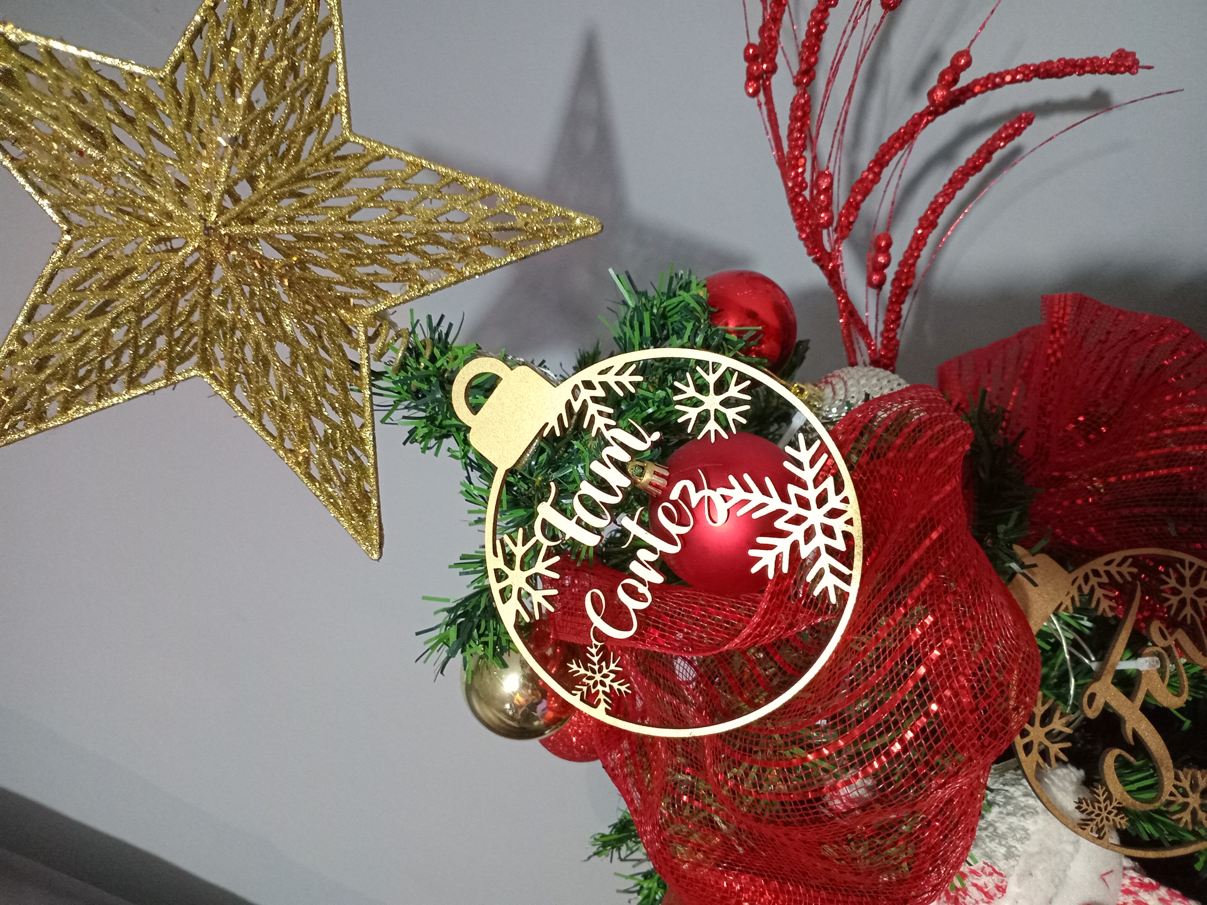 Esfera Familiar copo de nieve personalizada en color  dorado.