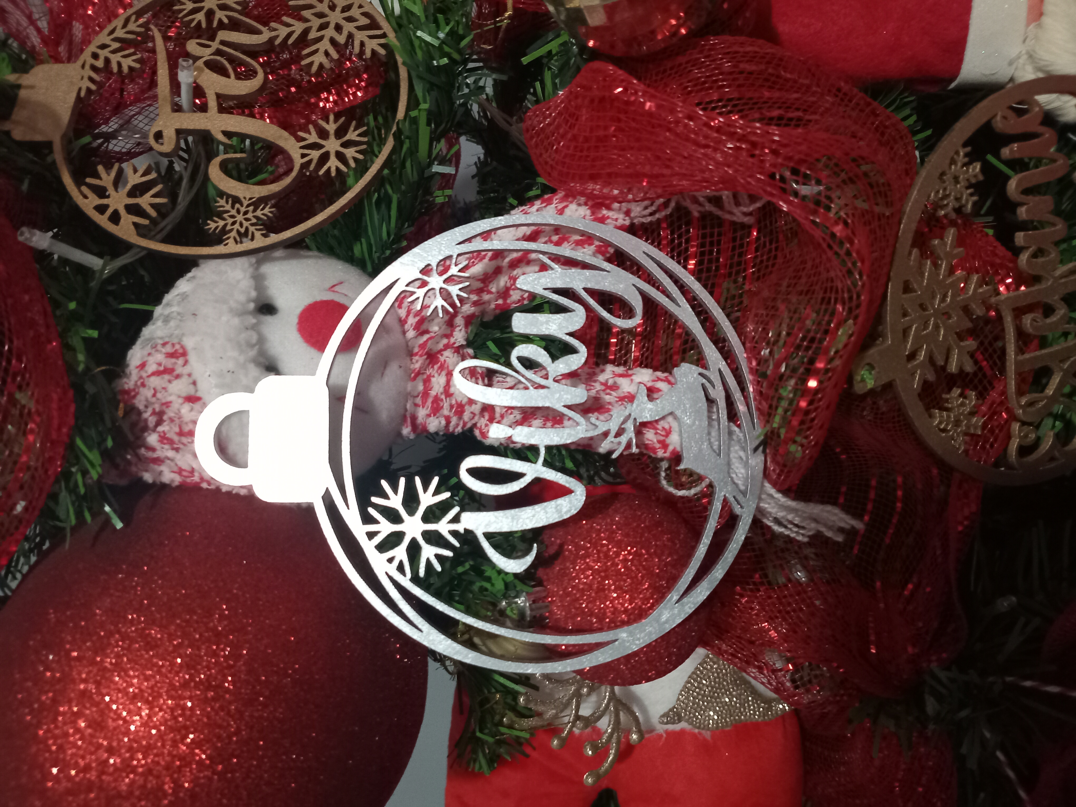 Esfera modelo reno personalizada con nombre en color  plateado.