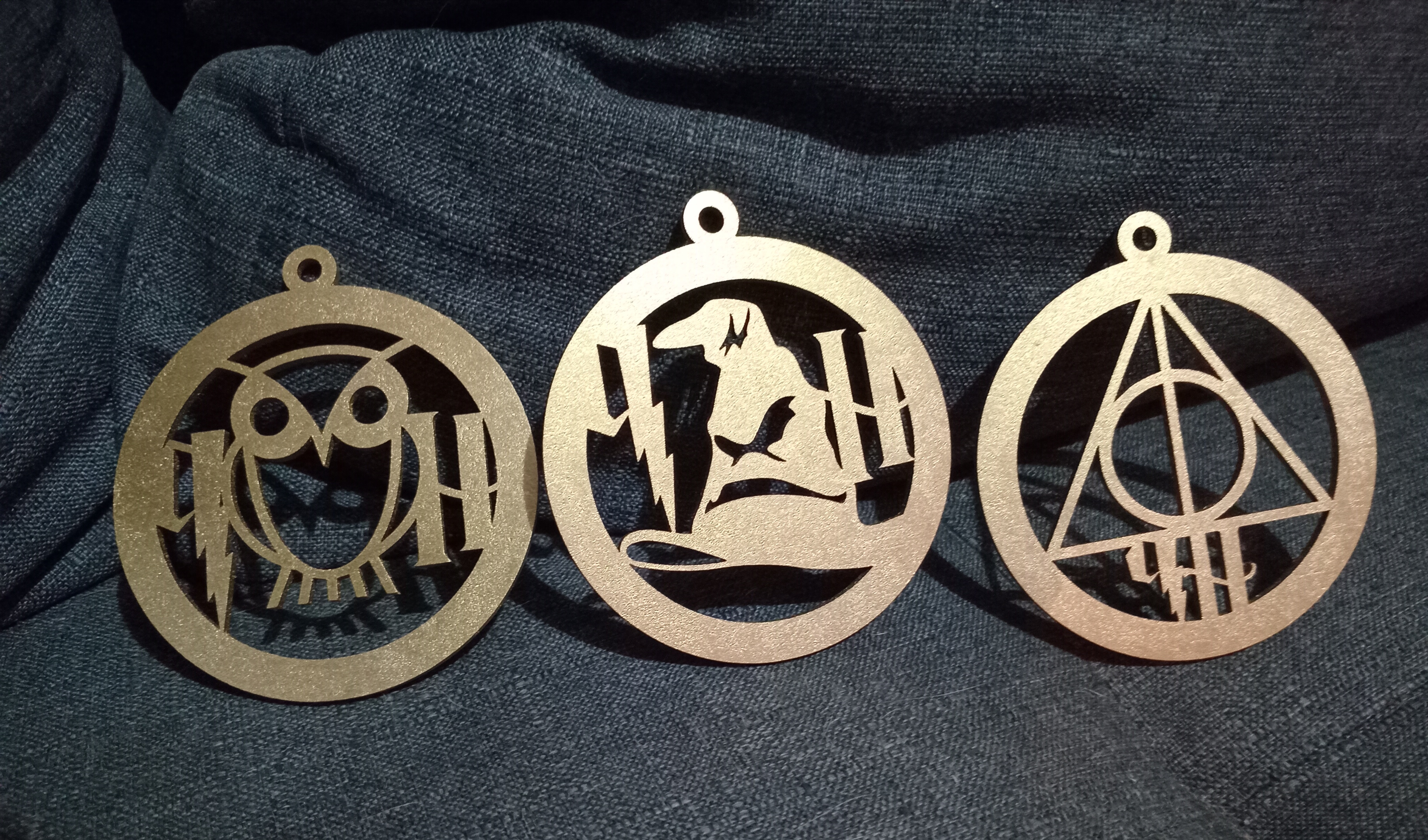 Esfera modelo harry potter en color  dorado.