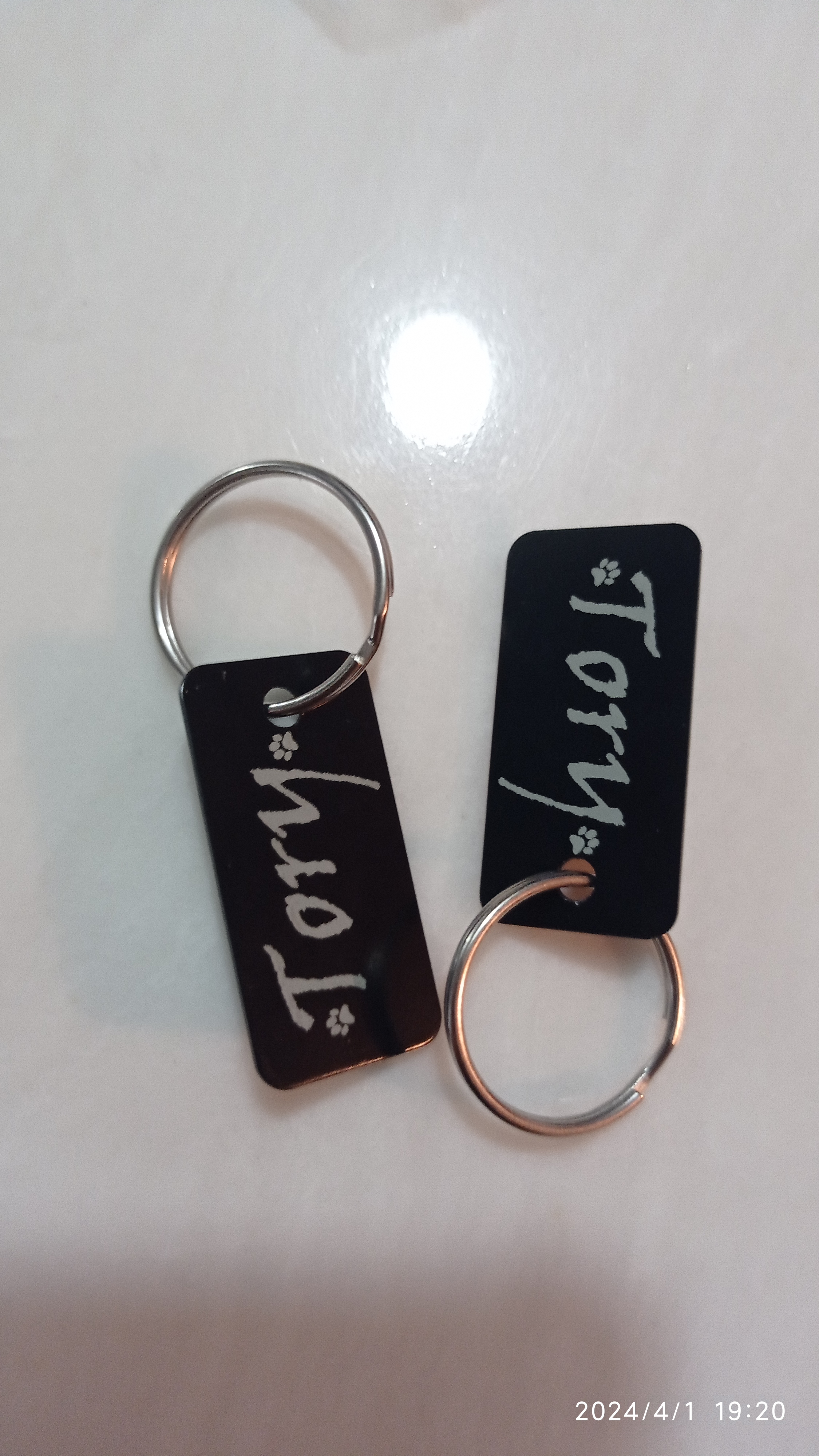 Grabado de texto en placa color negro