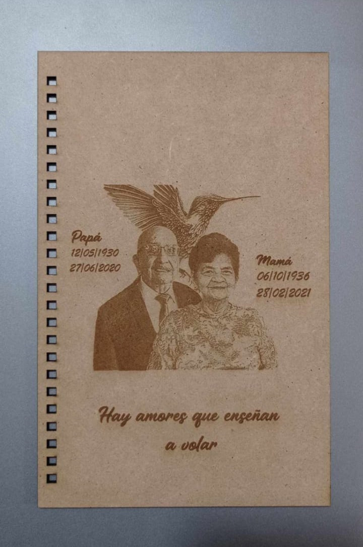 Libreta media carta de pareja con texto personalizado a detalle