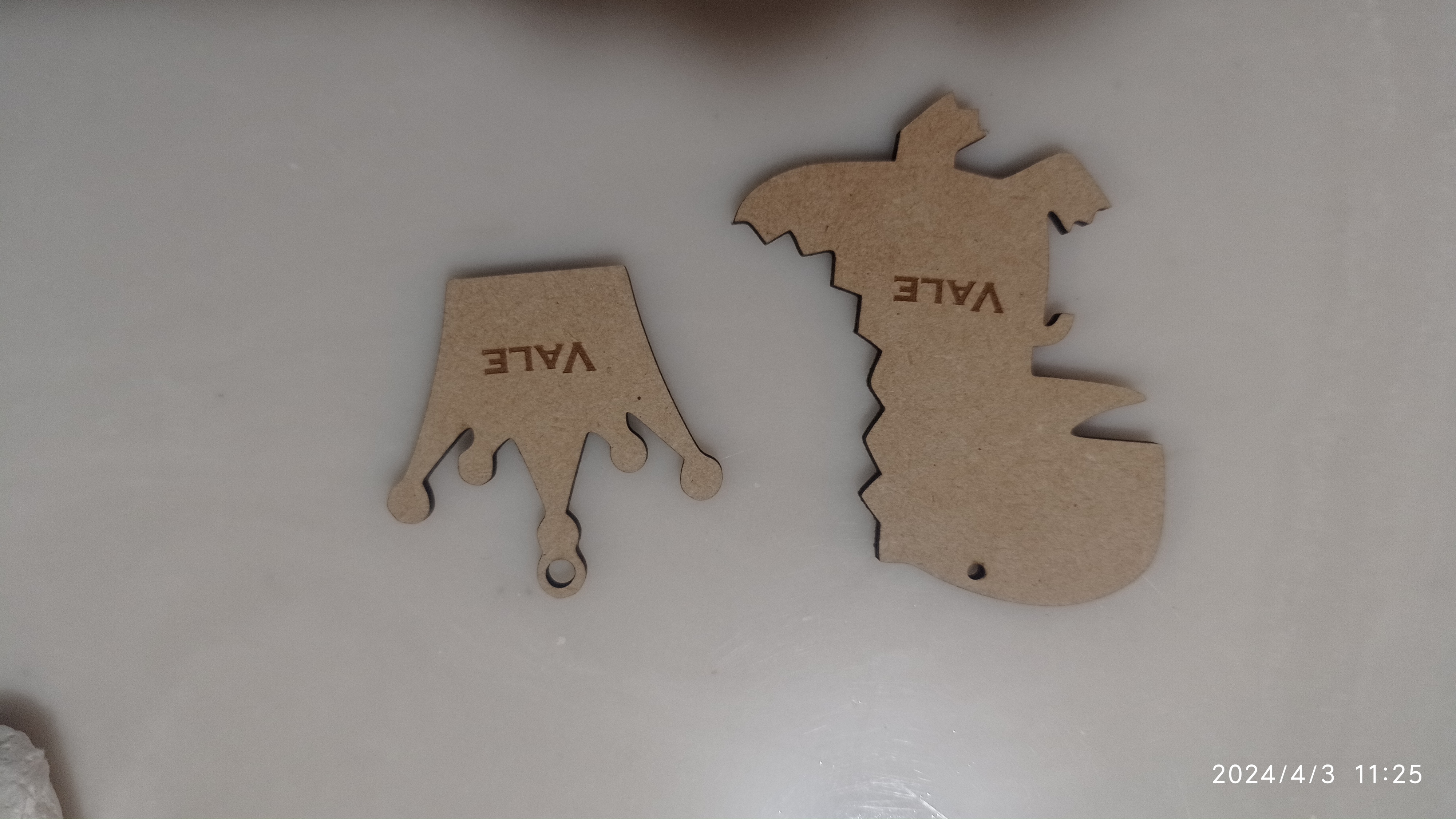 Llavero de borde de dinosauro y corona